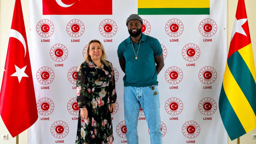 Togo – Emmanuel Adebayor et la Turquie unissent leurs forces pour l’action sociale